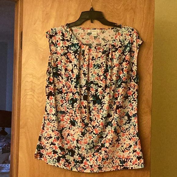 Liz Claiborne Cream Pleated Sleeveless Blouse - Picture 2 of 3